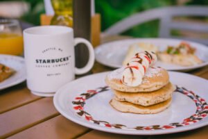 hot cakes with coffe