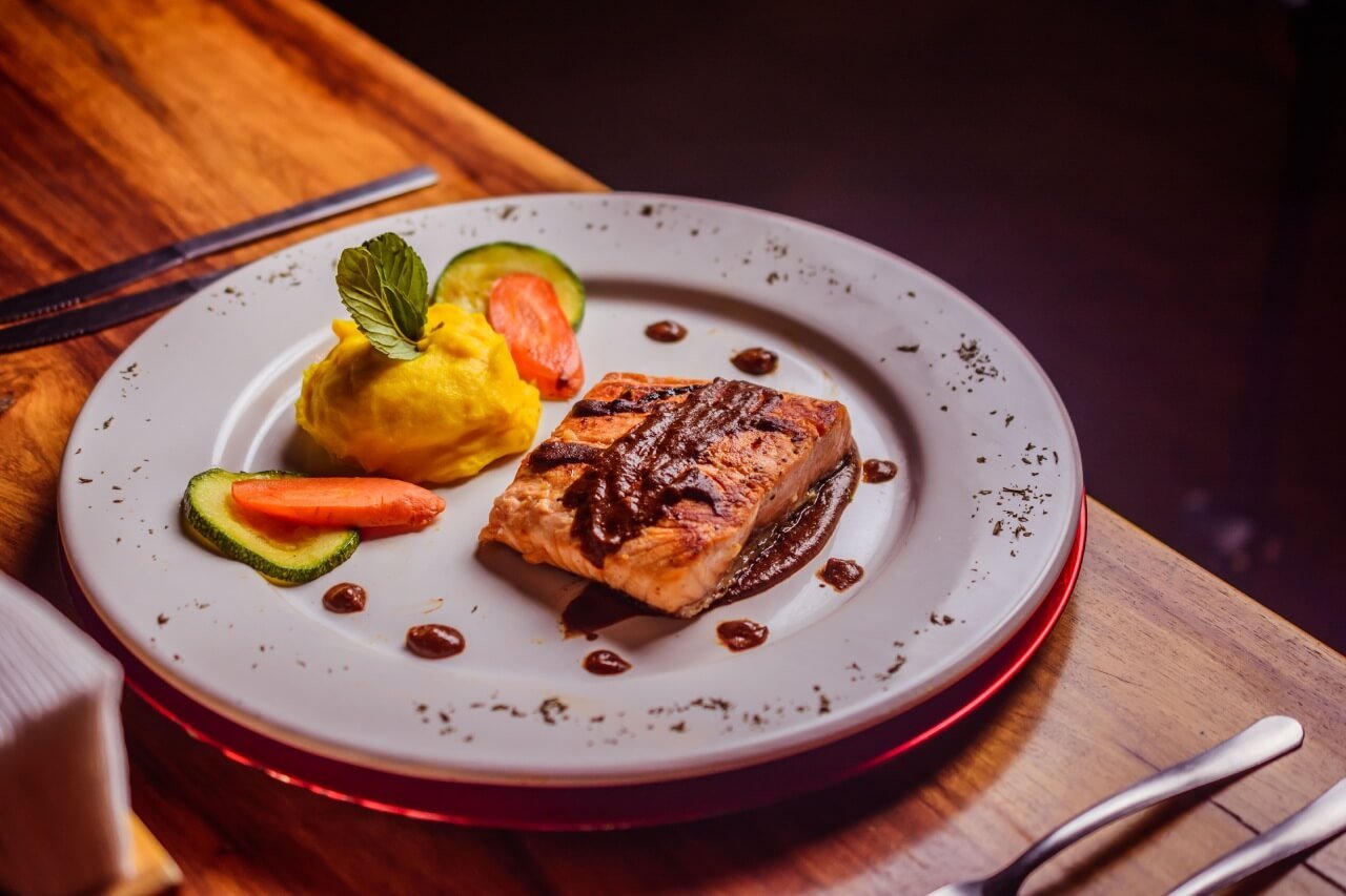 platillos y cena especial en un restaurante romántico