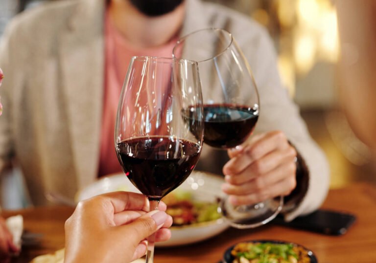 Acompaña momentos especiales con vinos para una cena romántica