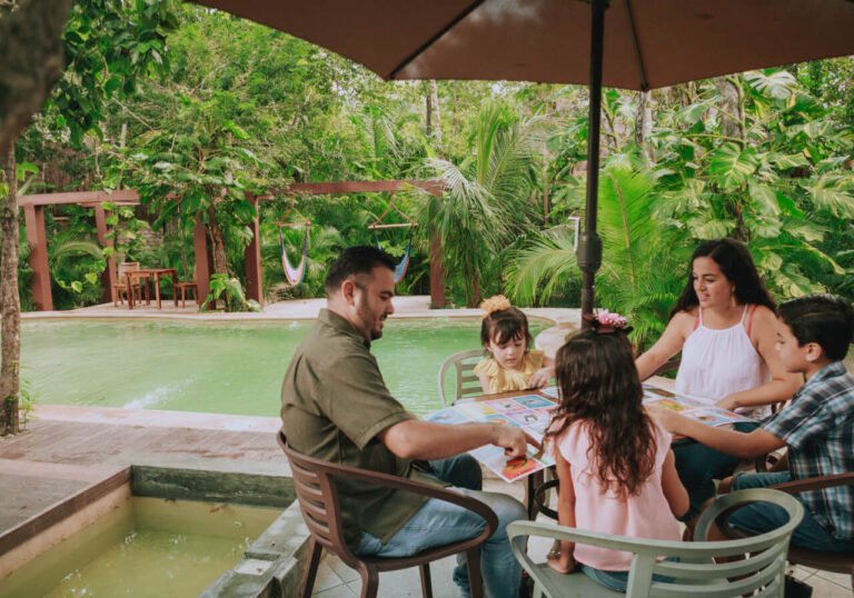 Where to eat with kids in Cobá