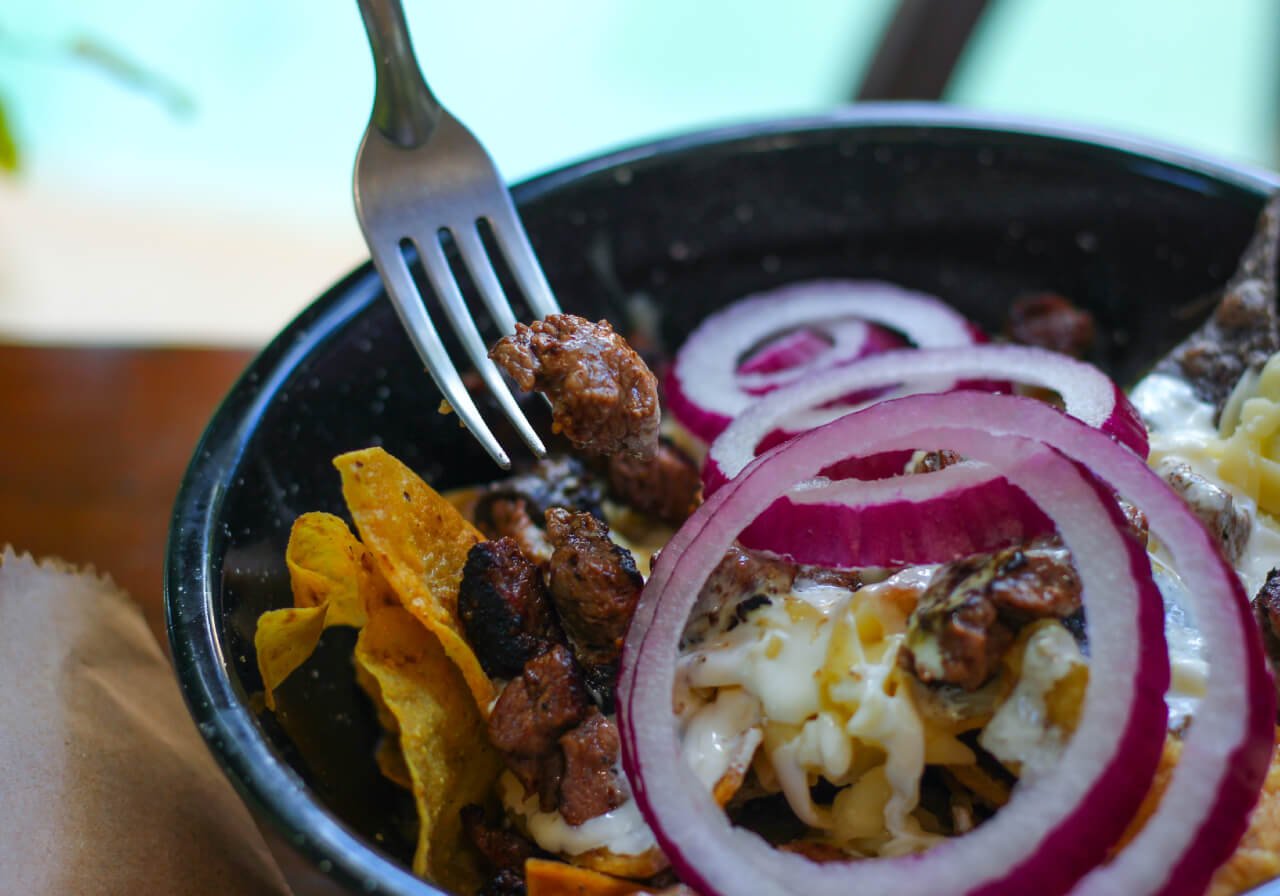 chilaquiles de arrachera, platillos que debes comer en la riviera maya